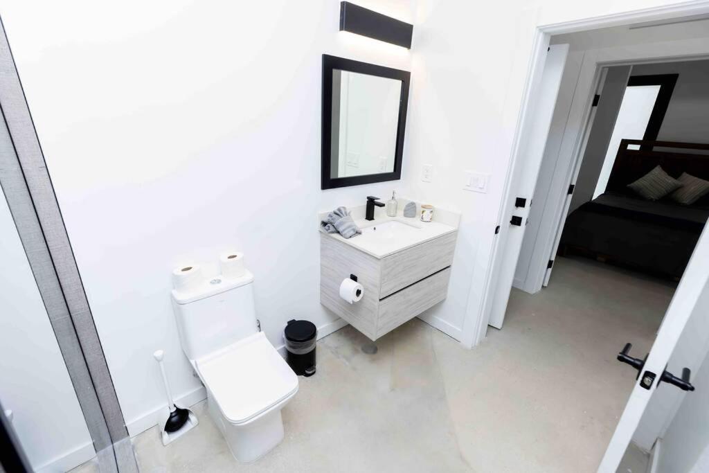 Apartment Huge 4 Bedroom Townhouse W/ Private Rooftop & Bbq