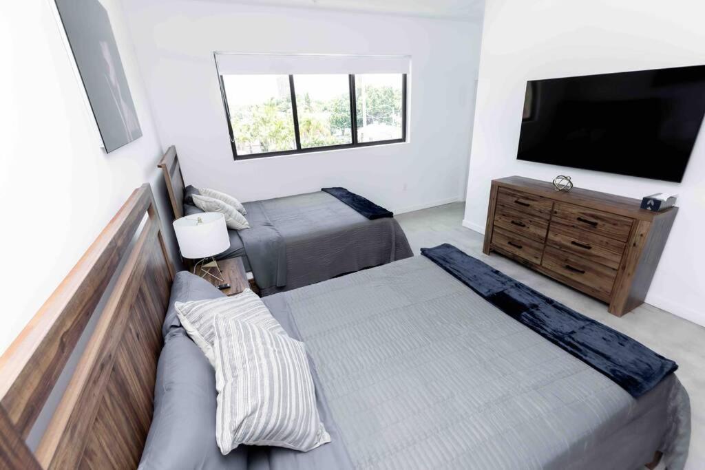Huge 4 Bedroom Townhouse W/ Private Rooftop & Bbq *