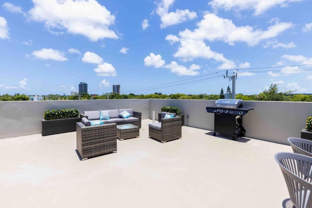 Apartment Huge 4 Bedroom Townhouse W/ Private Rooftop & Bbq