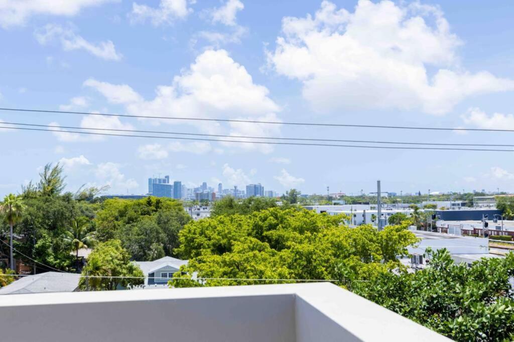 Apartment Huge 4 Bedroom Townhouse W/ Private Rooftop & Bbq