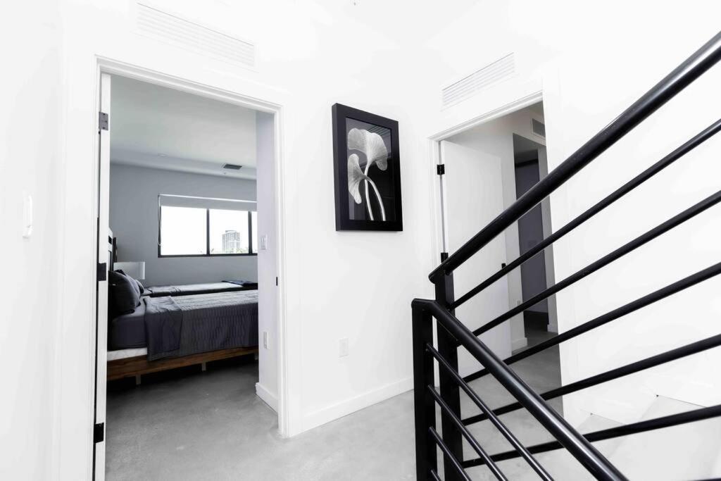 Huge 4 Bedroom Townhouse W/ Private Rooftop & Bbq *