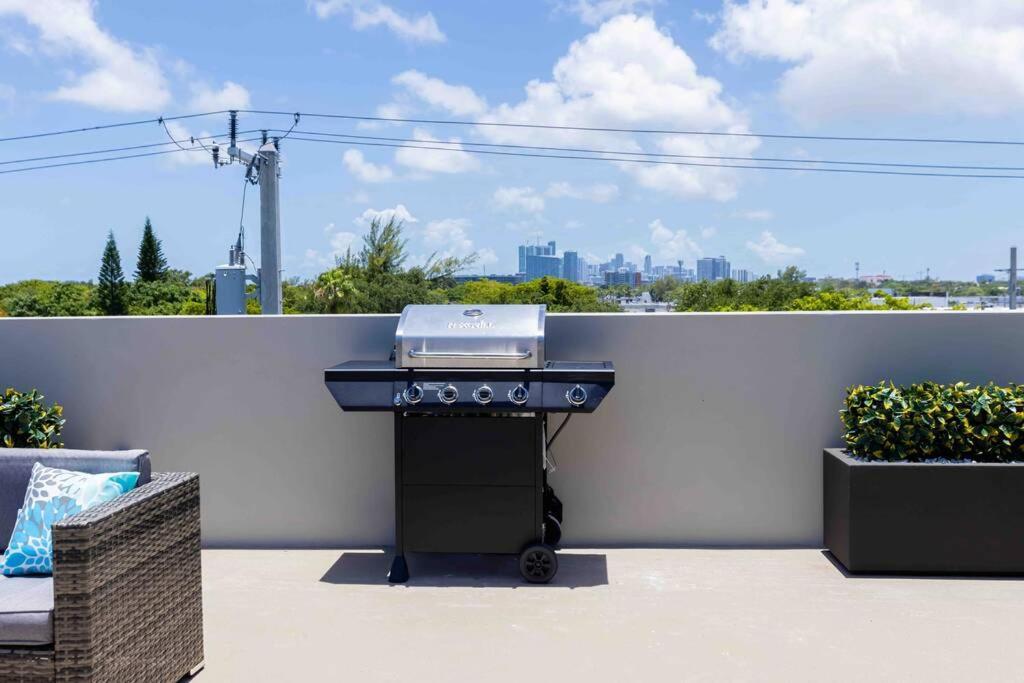 Huge 4 Bedroom Townhouse W/ Private Rooftop & Bbq Apartment