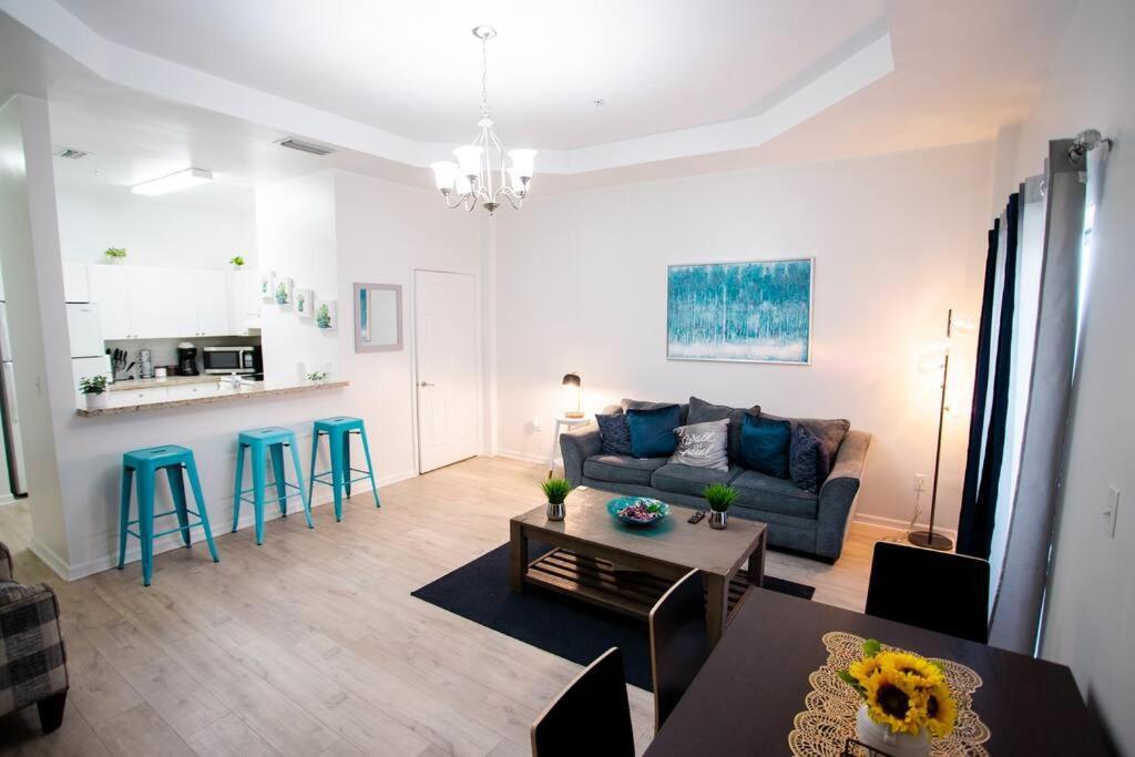 2/2.5 Apartment,7 Mins Airport, 20 Min Beach Apartment