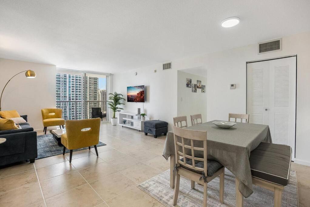 Beautiful 3 Bedroom In Brickell * Miami