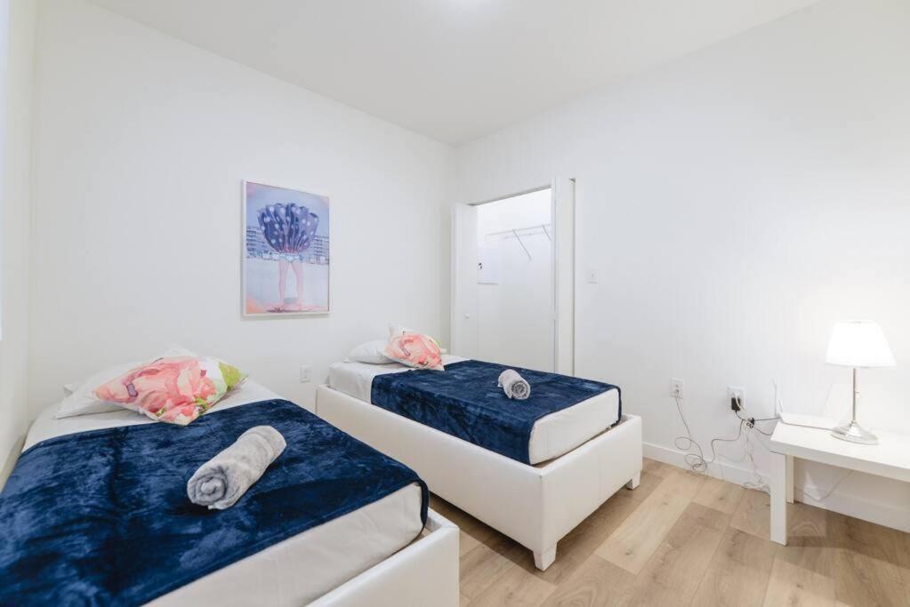 Vakantiehuis Amazing Town House 15 Min From The Beach Wfree Parking *