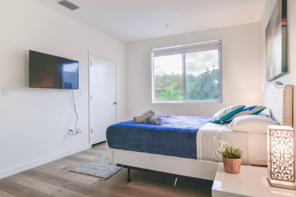 Vakantiehuis Amazing Town House 15 Min From The Beach Wfree Parking *