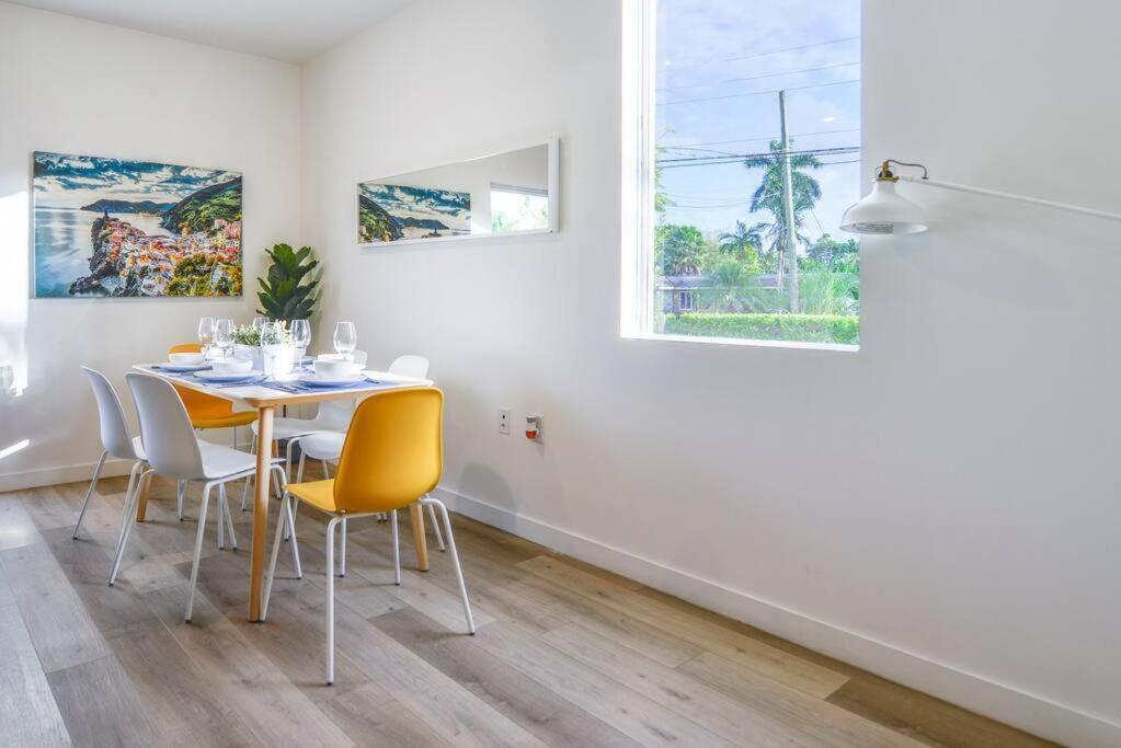 Vakantiehuis Amazing Town House 15 Min From The Beach Wfree Parking