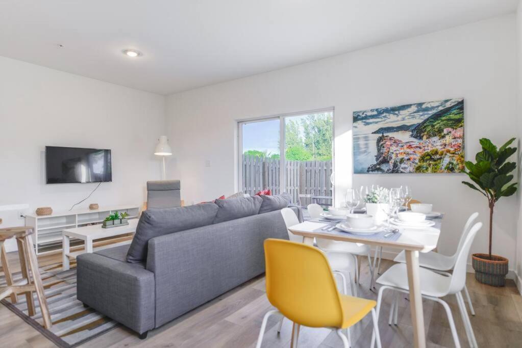 Amazing Town House 15 Min From The Beach Wfree Parking Vakantiehuis