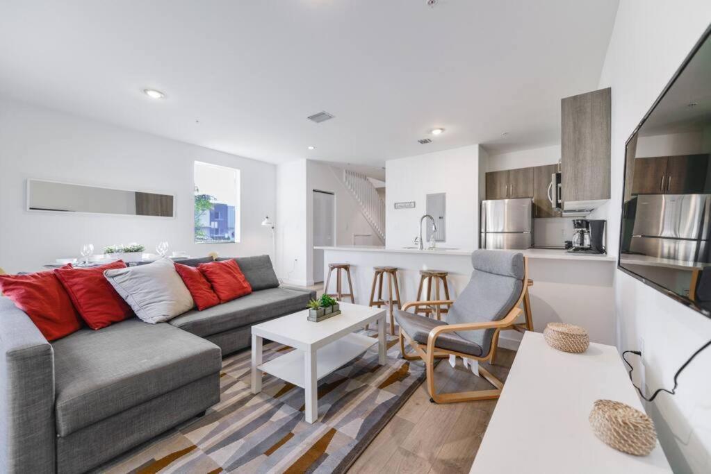 Vakantiehuis Amazing Town House 15 Min From The Beach Wfree Parking *