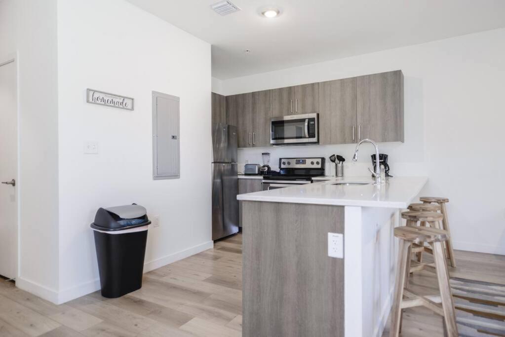 Amazing Town House 15 Min From The Beach Wfree Parking