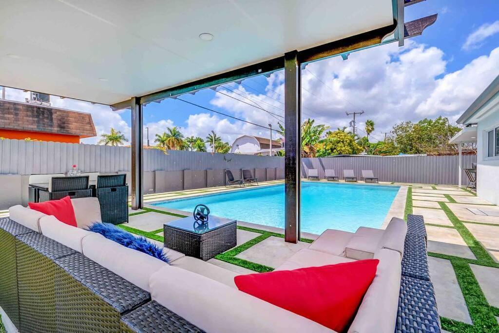 Cozy Paradise, With Heated Pool, Near Airport In L16 Vakantiehuis