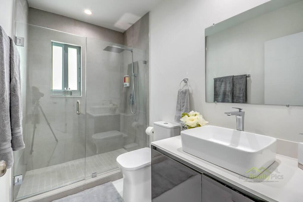 Cozy Paradise, With Heated Pool, Near Airport In L16 Holiday home *