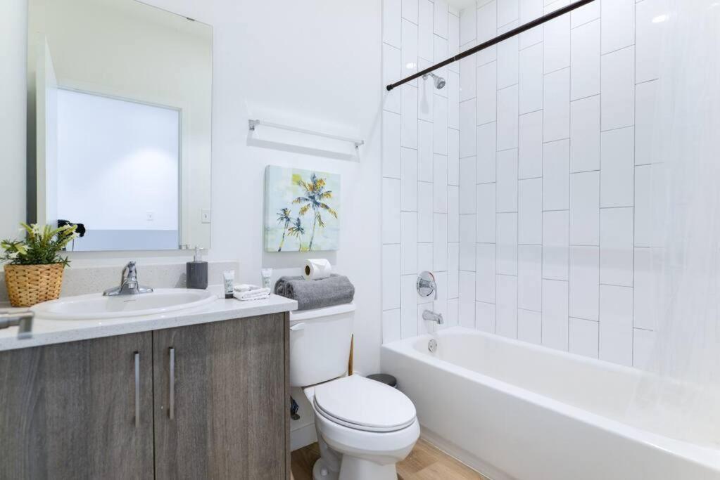 Vakantiehuis Amazing Town House 15 Min From The Beach Wfree Parking