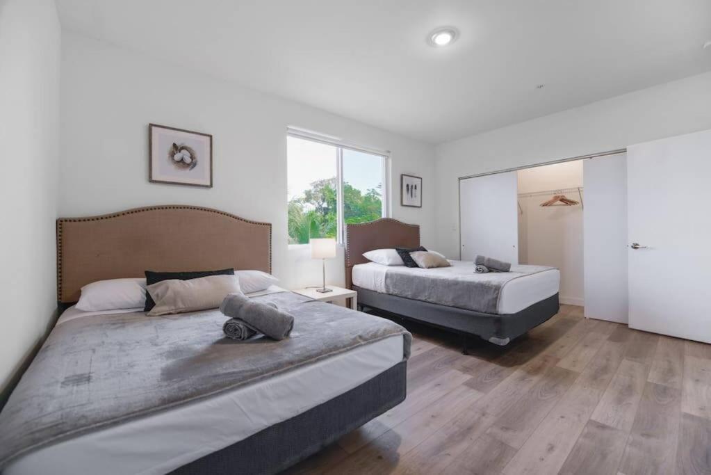 Vakantiehuis Amazing Town House 15 Min From The Beach Wfree Parking