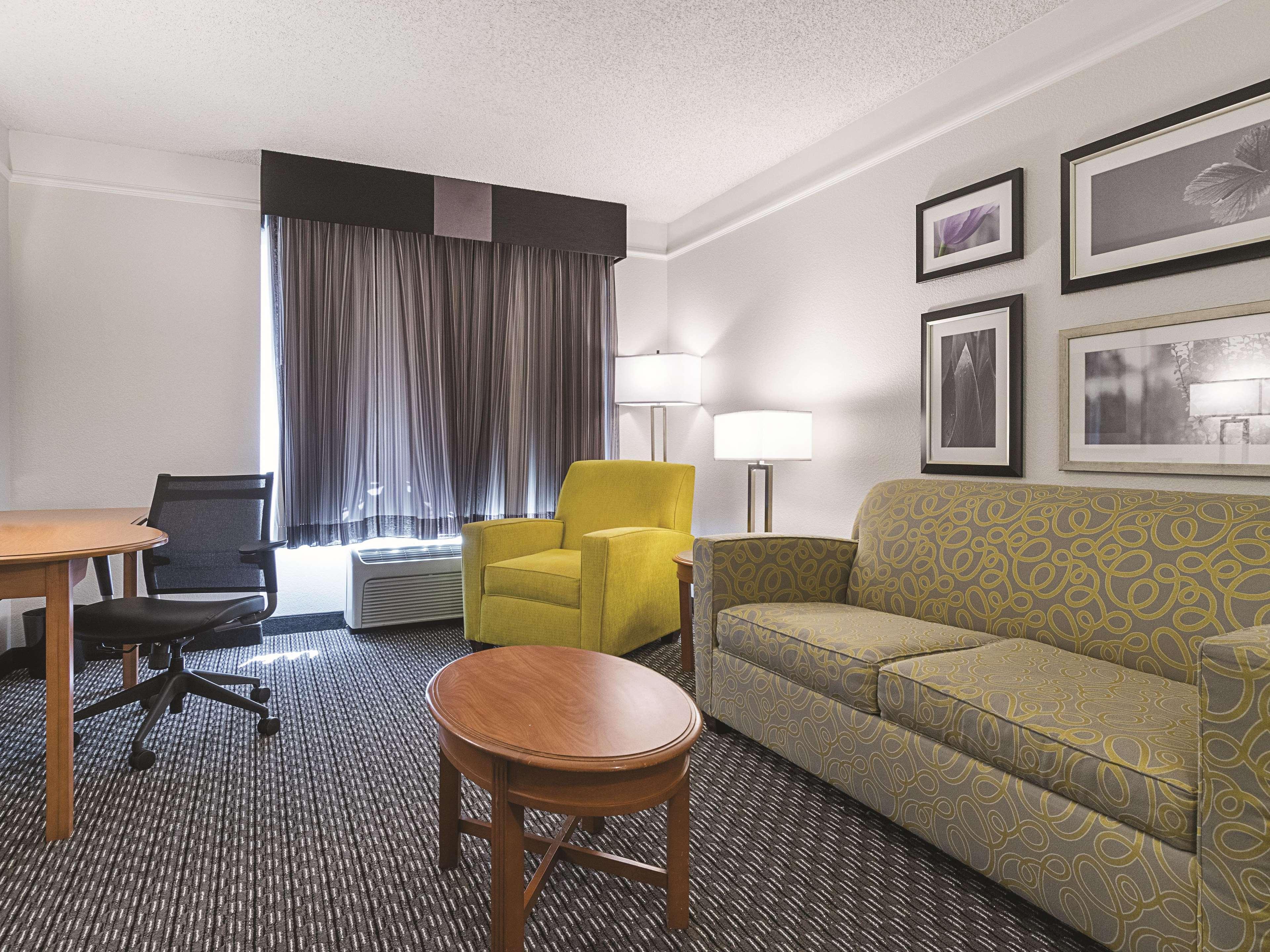 Hotel La Quinta By Wyndham Airport East 3*
