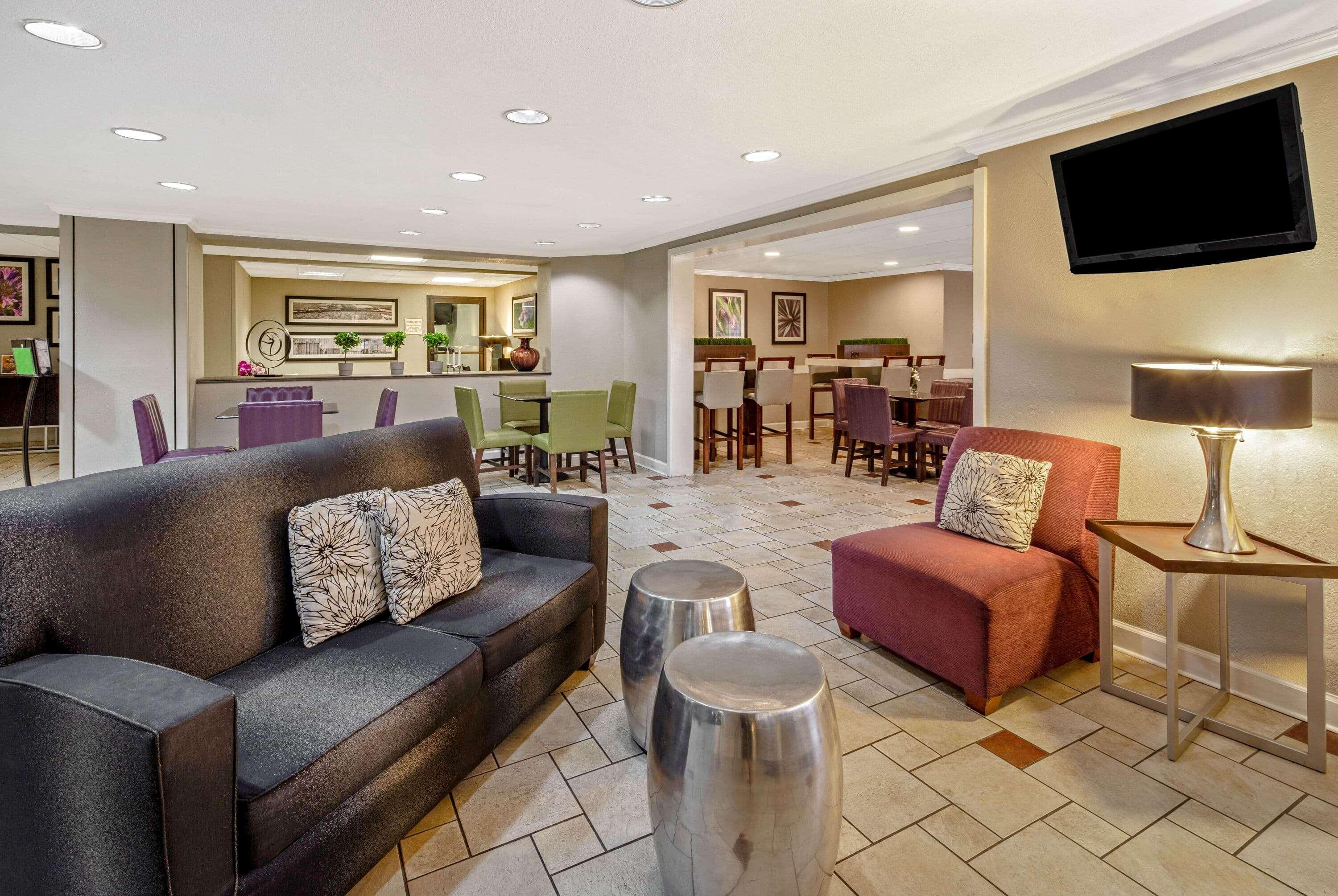 La Quinta By Wyndham Airport East Hotel