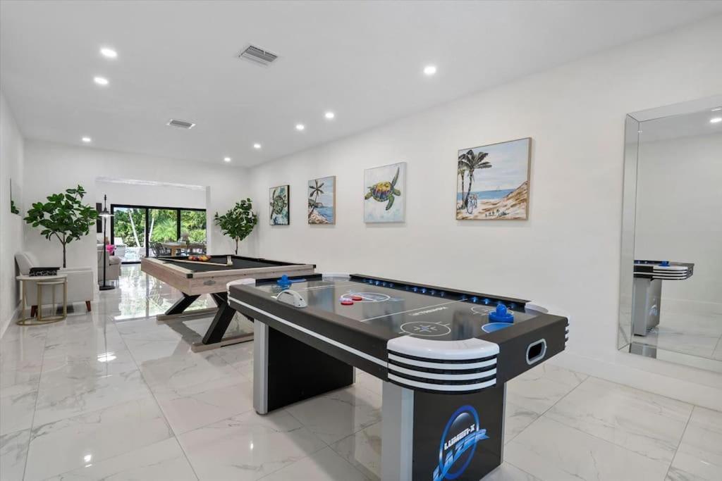 Villalee-jungle Palm Island White Marble Pool Area Vakantiehuis Miami