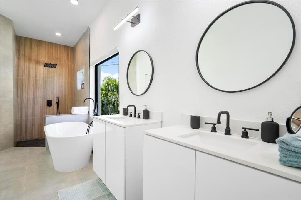 Vakantiehuis Villalee-jungle Palm Island White Marble Pool Area Miami