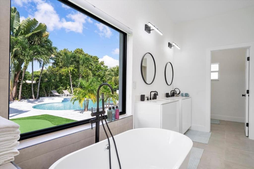 Villalee-jungle Palm Island White Marble Pool Area * Miami
