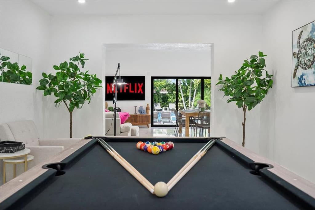 Villalee-jungle Palm Island White Marble Pool Area * Miami