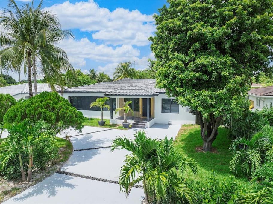 Villalee-jungle Palm Island White Marble Pool Area * Miami