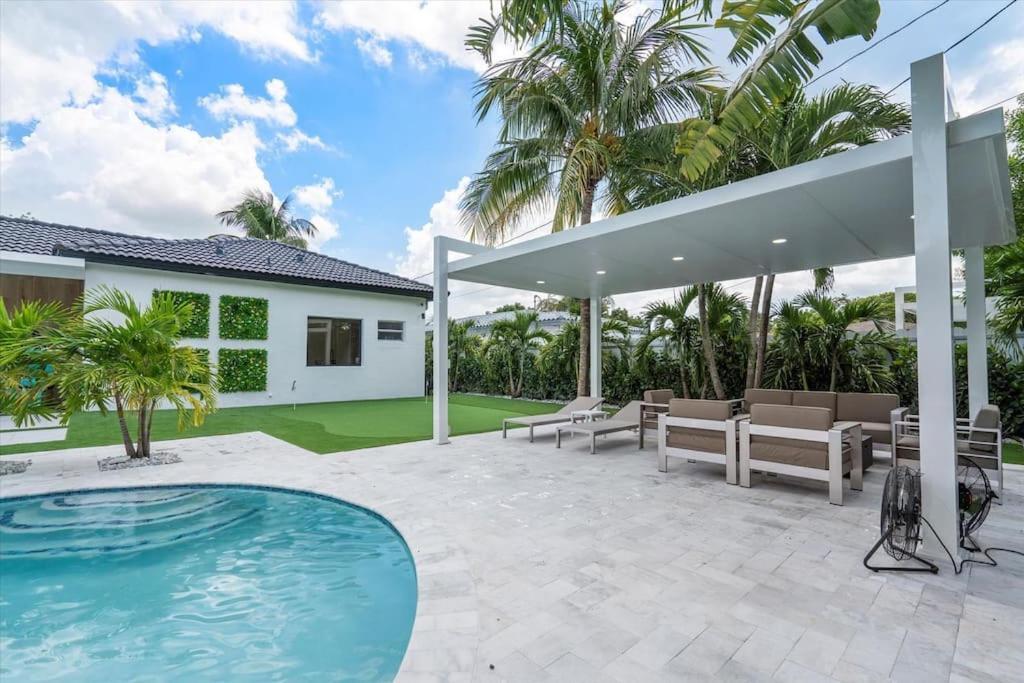 Villalee-jungle Palm Island White Marble Pool Area * Miami
