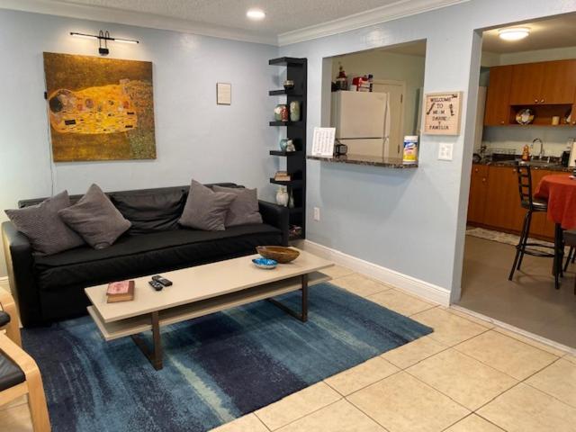 Modern 2/1 Near Midtown And Beaches Apartment