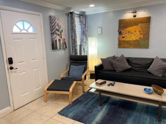 Modern 2/1 Near Midtown And Beaches Apartment