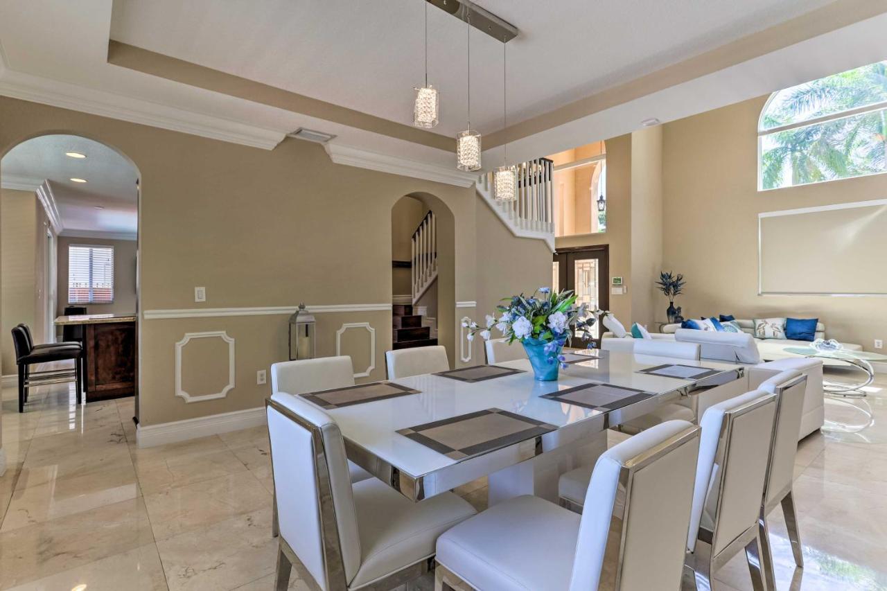 Vakantiehuis Spacious Retreat With Grill, Pool And Dock!