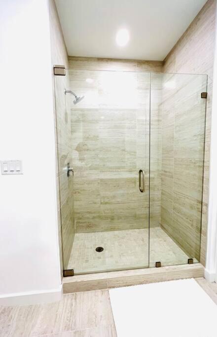 Aparthotel Sleek 2bd 2ba In Design District