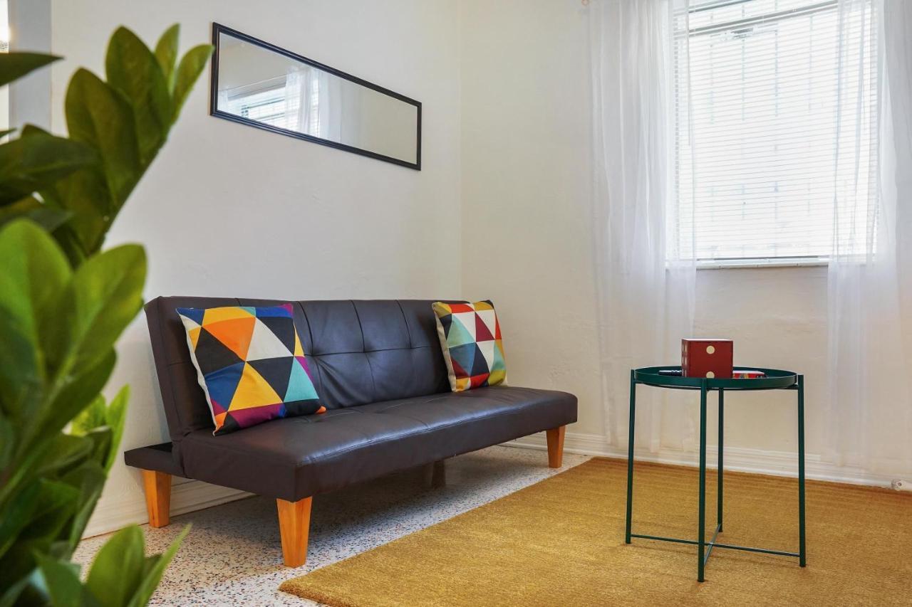 1 Bedroom With Parking *