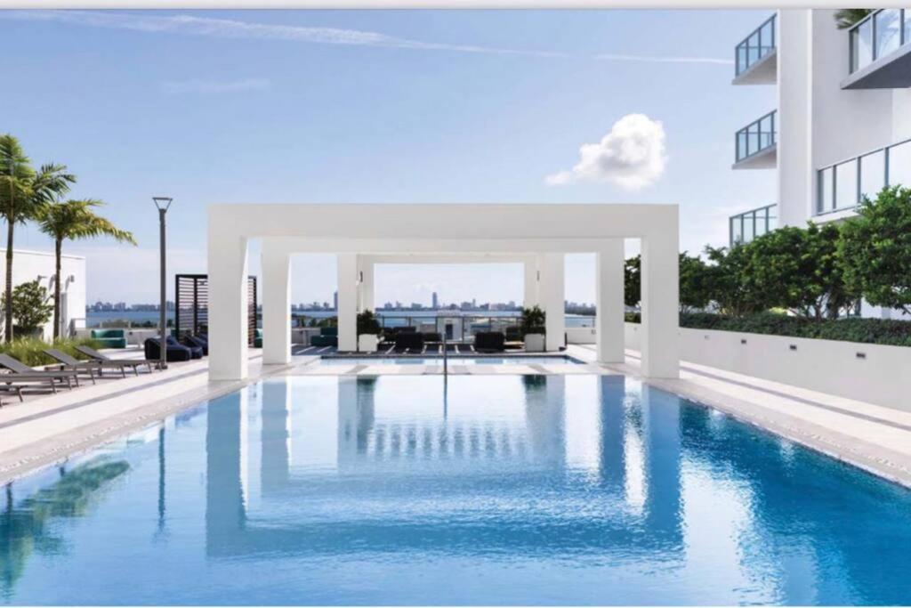 Sleek 2bd 2ba In Design District
