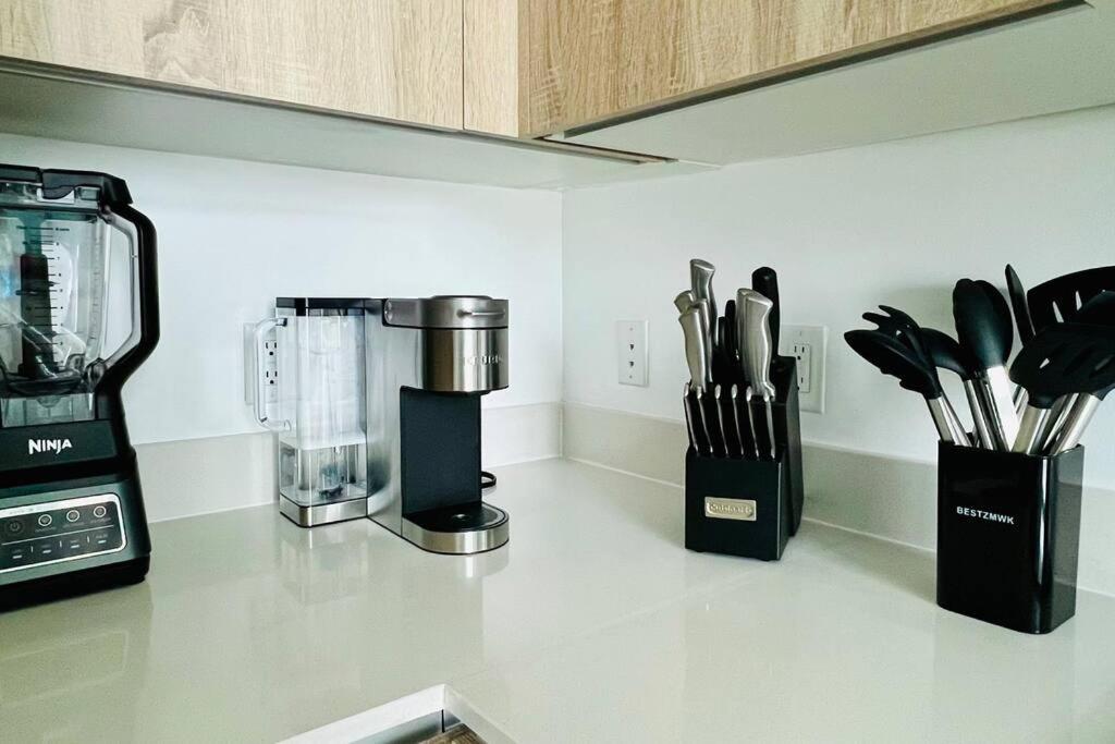 Sleek 2bd 2ba In Design District * Miami