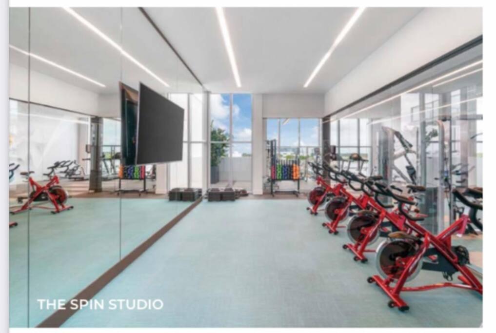 Sleek 2bd 2ba In Design District *