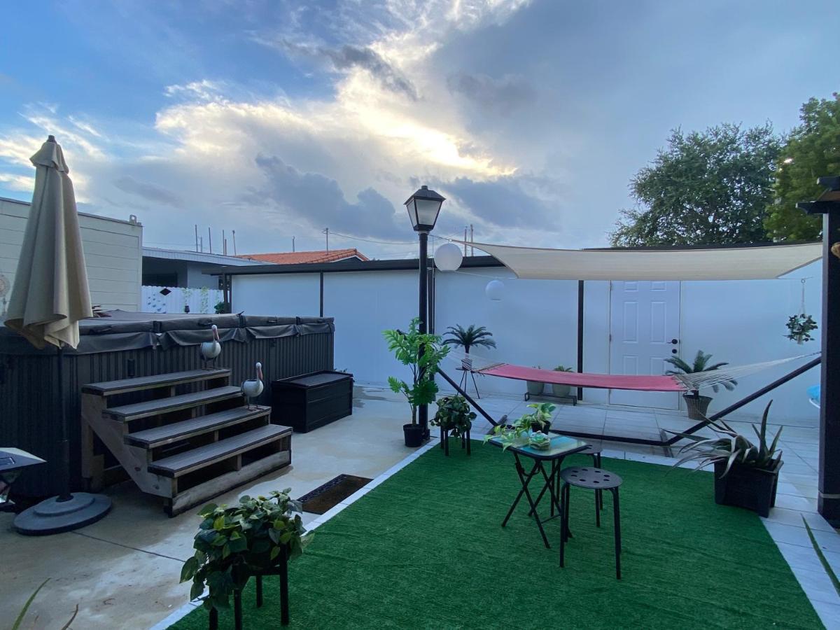 Bed & Breakfast Tiny Place W Private Hot Jacuzzi 7 Min To International Airport