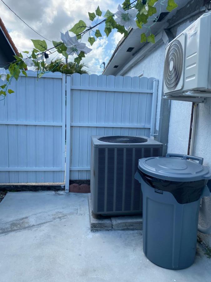 Tiny Place W Private Hot Jacuzzi 7 Min To International Airport Bed & Breakfast