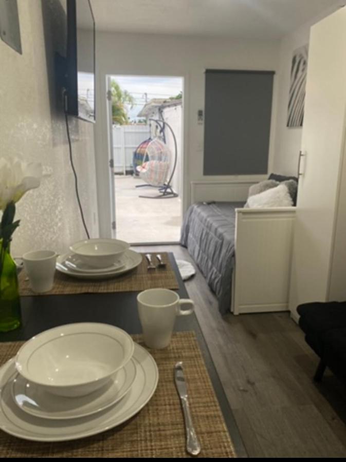 Tiny Place W Private Hot Jacuzzi 7 Min To International Airport Bed & Breakfast *