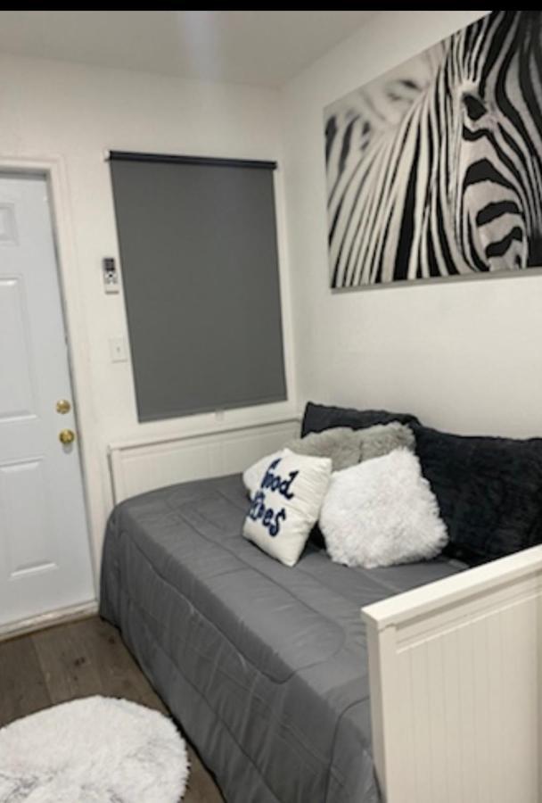 Tiny Place W Private Hot Jacuzzi 7 Min To International Airport Bed & Breakfast *