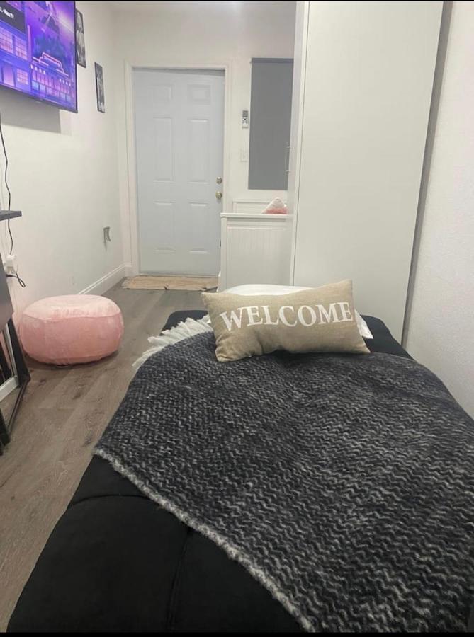Bed & Breakfast Tiny Place W Private Hot Jacuzzi 7 Min To International Airport *