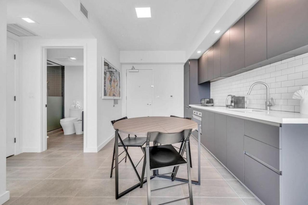 Modern 1 Bed Across From Bayside In Downtown Ferienhaus *