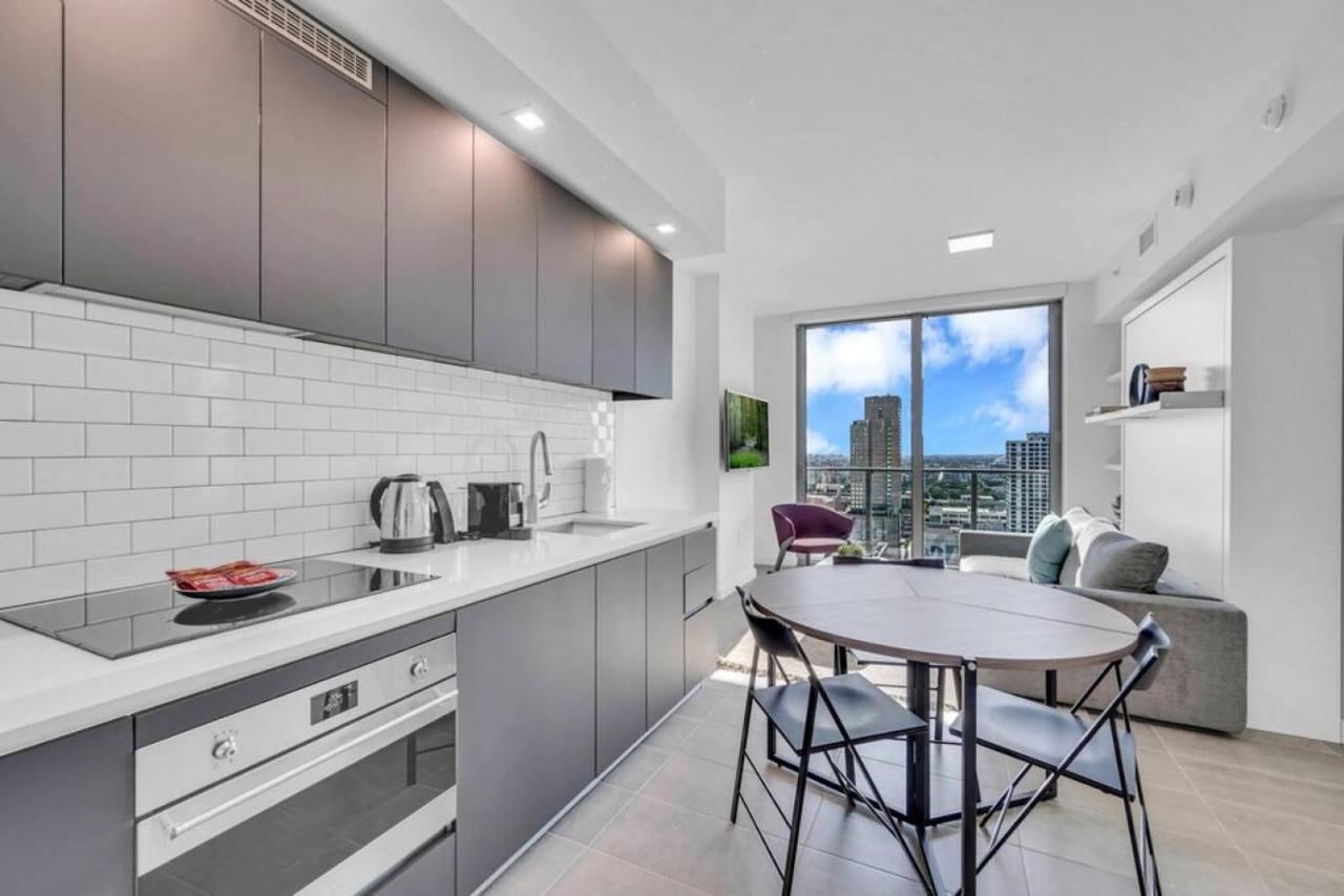 Modern 1 Bed Across From Bayside In Downtown Ferienhaus