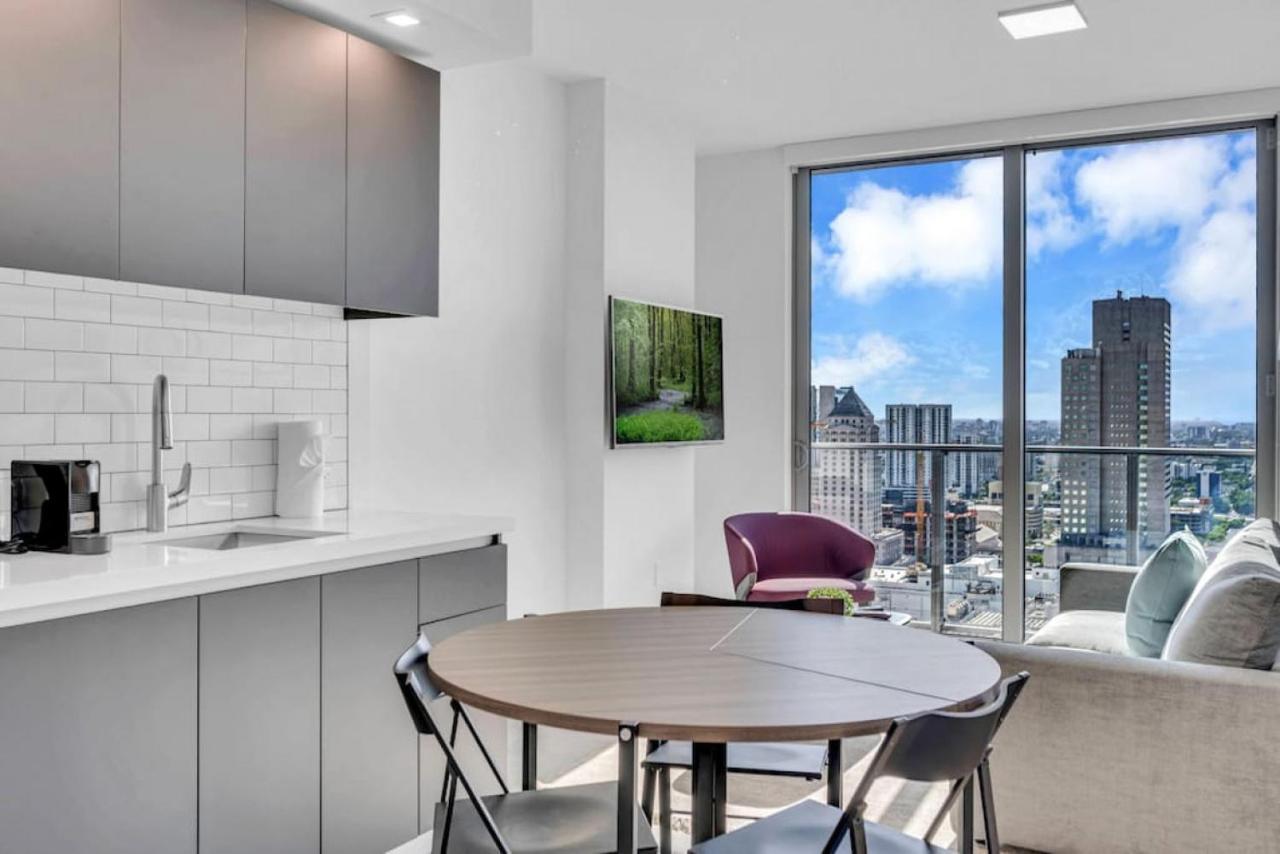 Modern 1 Bed Across From Bayside In Downtown Ferienhaus