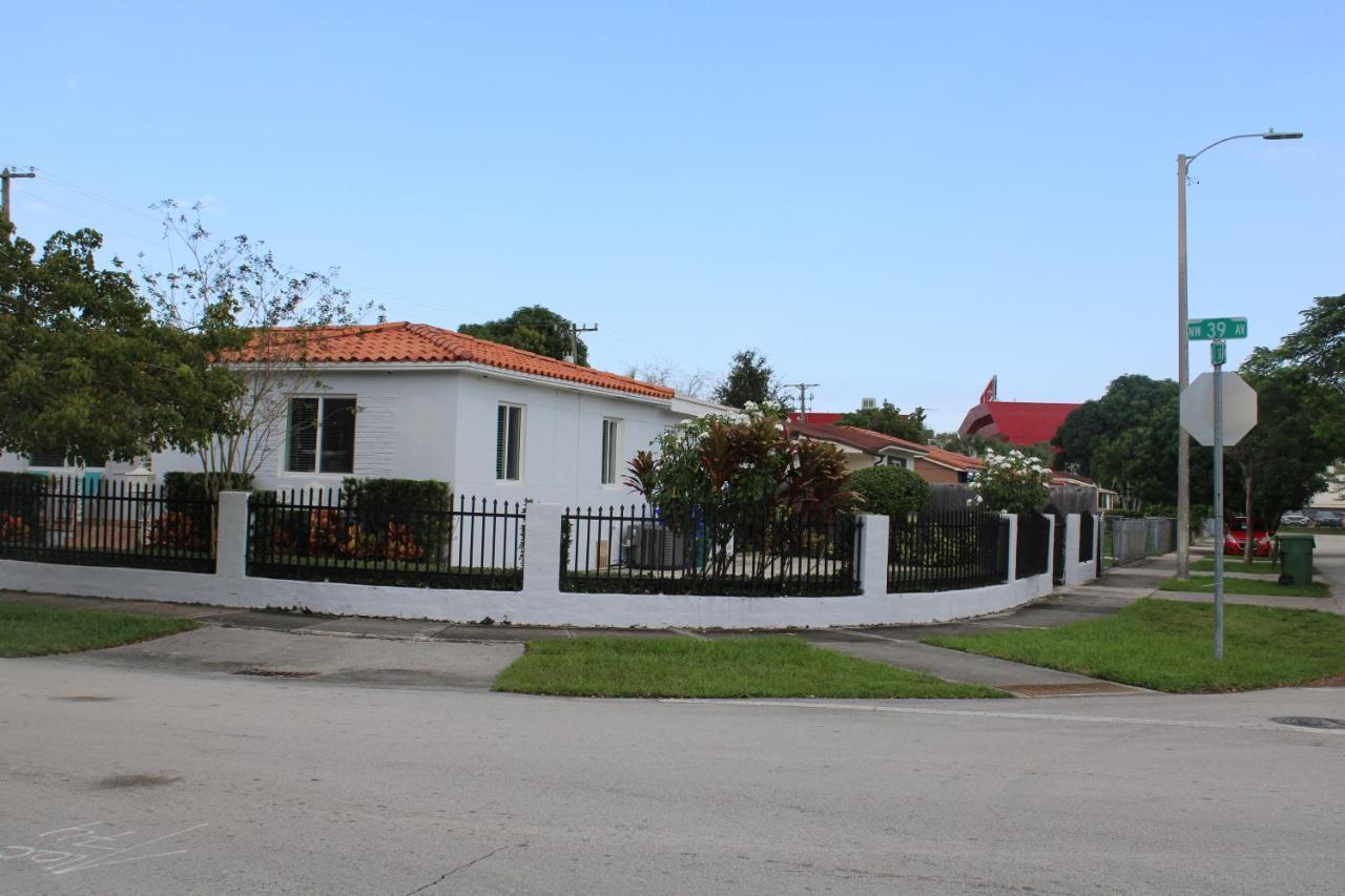 Main House 3 Bed 2 Bath & 1 Bed 1 Bath Ferienhaus *