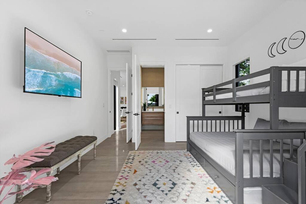 Modern W/ Amenities & Salt Water Pool Villa *