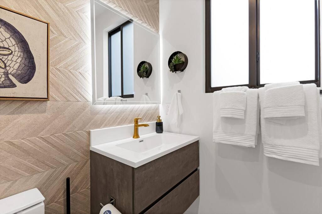 Villa Modern W/ Amenities & Salt Water Pool