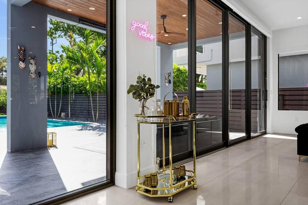 Modern W/ Amenities & Salt Water Pool Villa Miami