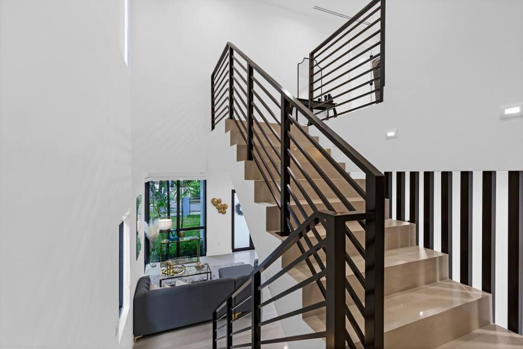 Modern W/ Amenities & Salt Water Pool Villa Miami