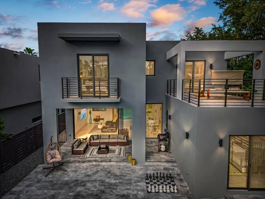Villa Modern W/ Amenities & Salt Water Pool