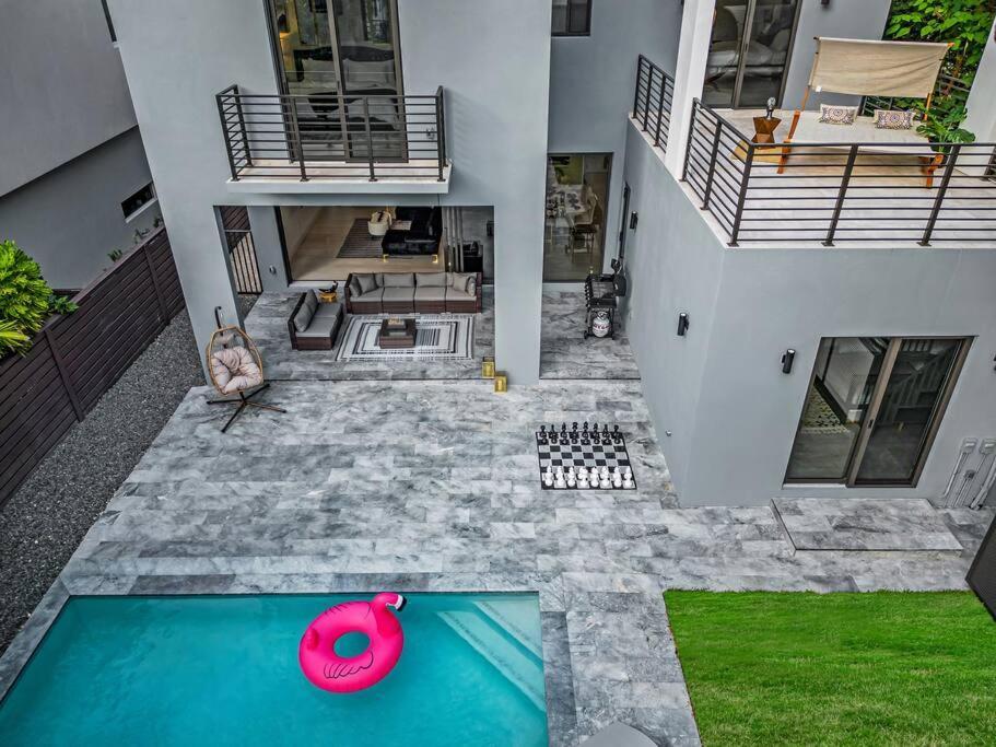 Modern W/ Amenities & Salt Water Pool Miami
