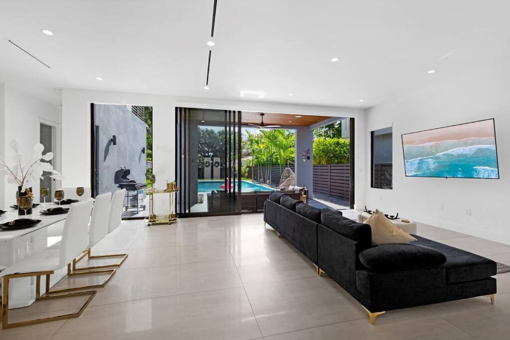 Villa Modern W/ Amenities & Salt Water Pool *